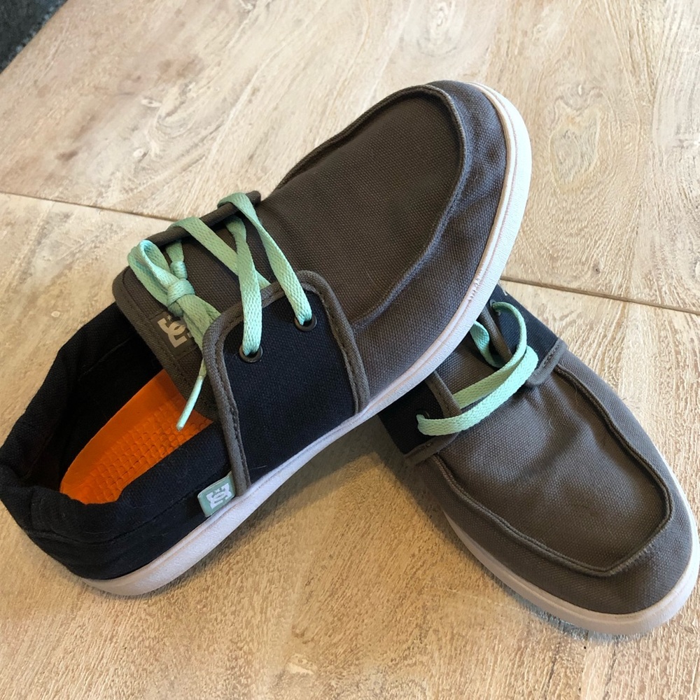 Men’s size 7 DC Unilite canvas shoes